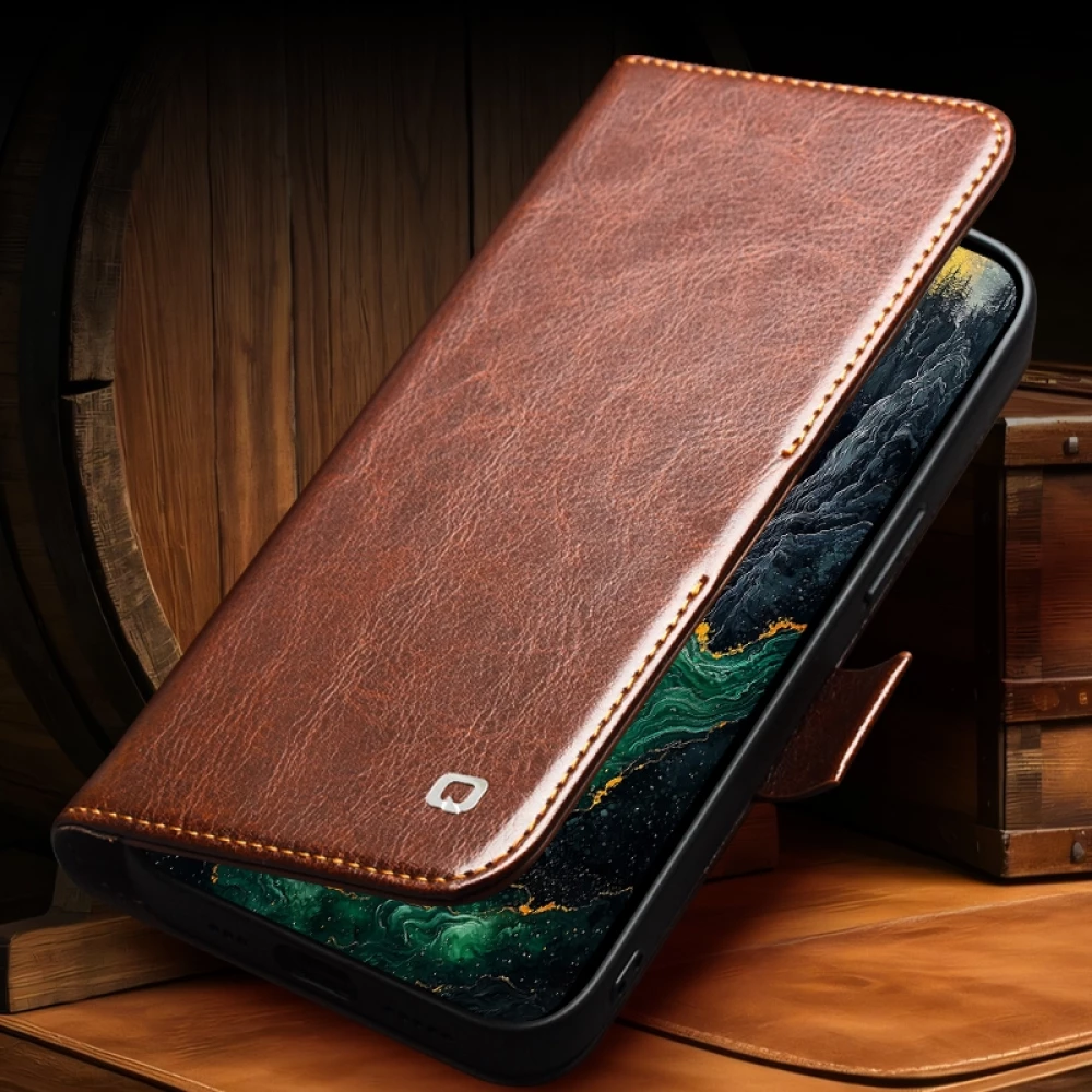 Fourre iPhone 17e / 16e - Flip Qialino cuir véritable avec fermeture magnétique - Brun
