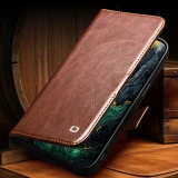 Fourre iPhone 17e / 16e - Flip Qialino cuir véritable avec fermeture magnétique - Brun