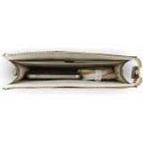 Pochette t&eacute;l&eacute;phone Guess 4G en simili cuir avec logo 4G rond et bande &agrave; logos classiques - Brun