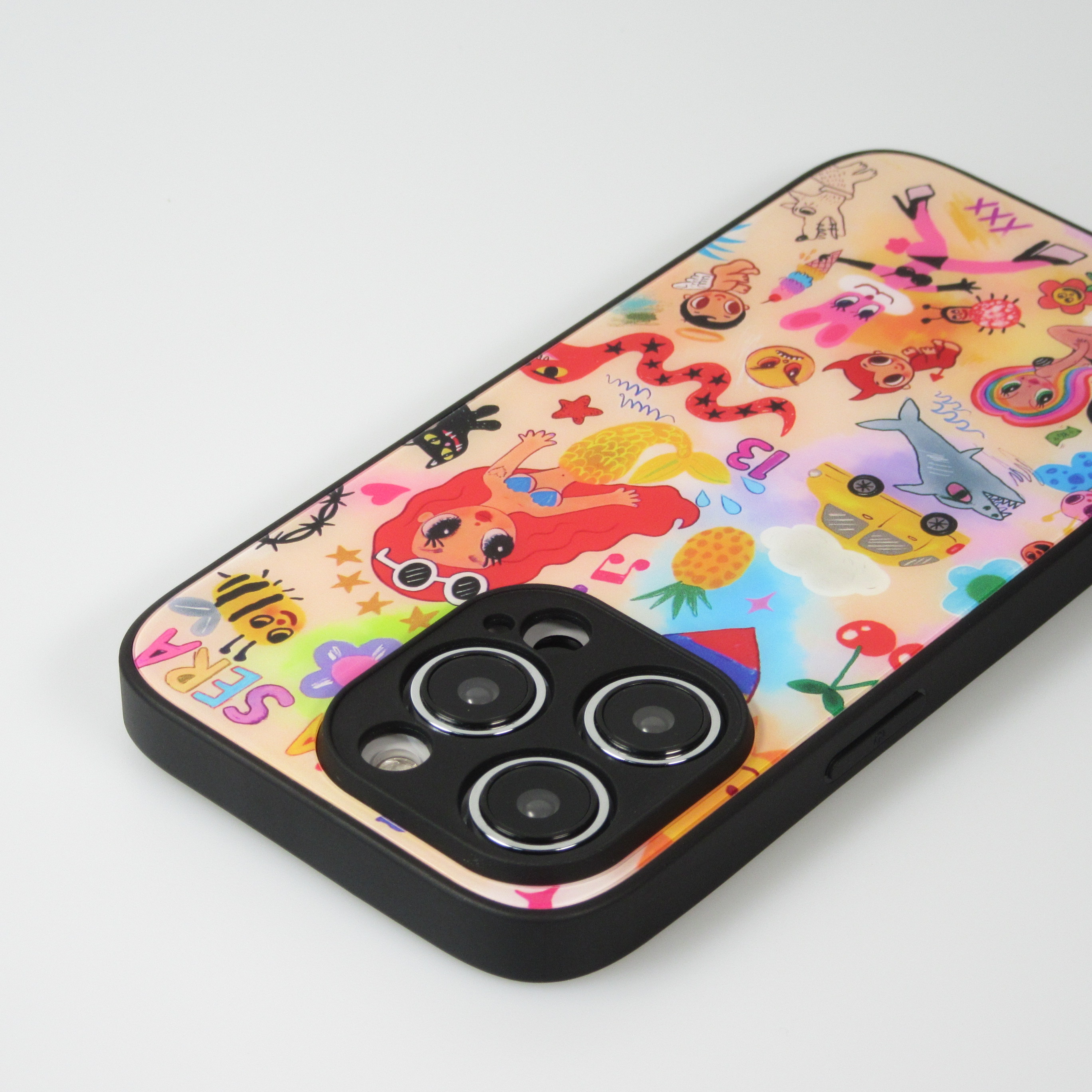 Coque iPhone 14 Pro Karol G Hot cartoons avec surface brillante et bords en silicone noir