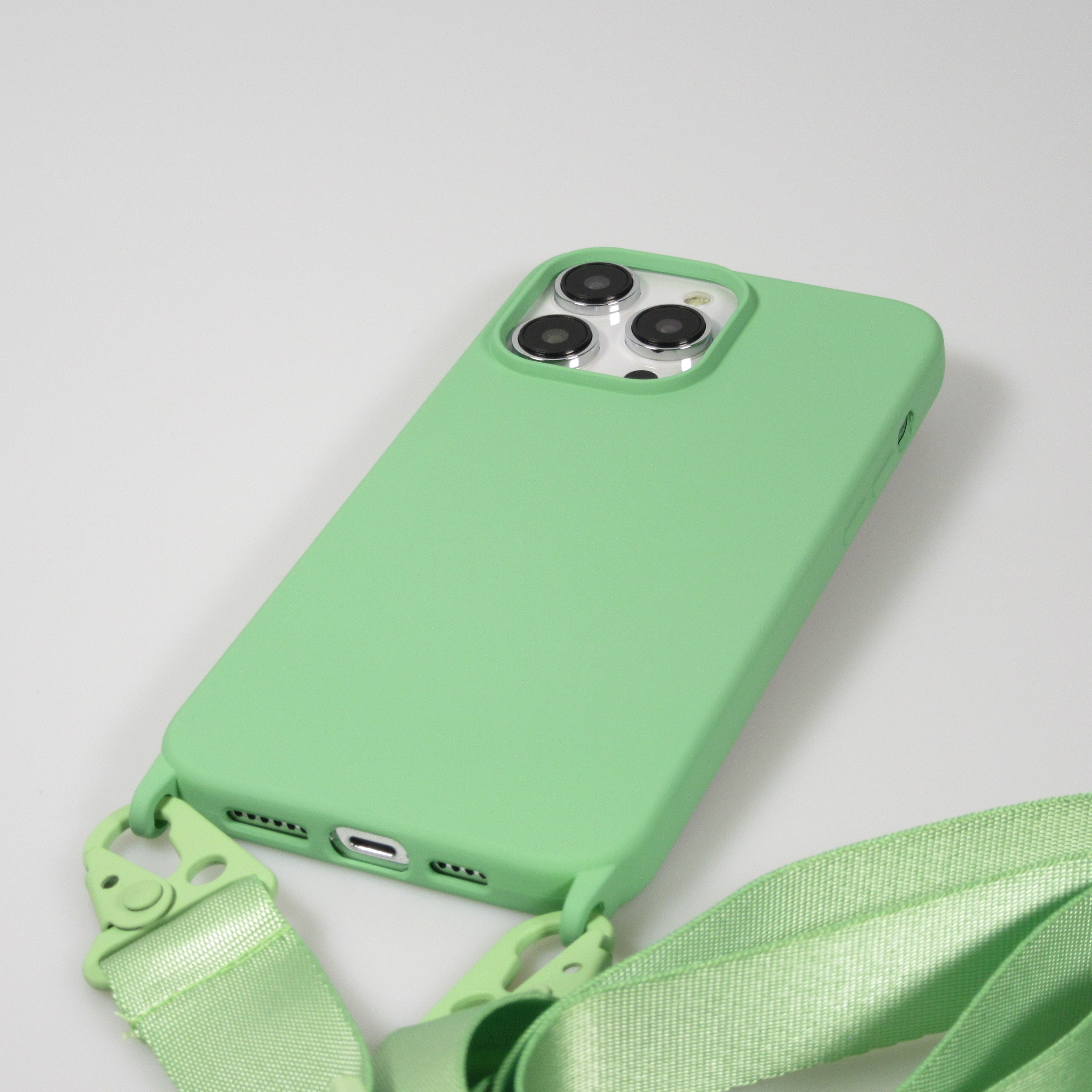 Coque iPhone 14 Pro Max Silicone mat avec lanière et mousqueton en fer Avocado vert